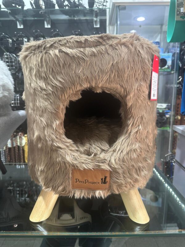 בית מחסה פרוותי בעיצוב יוקרתי  – עם רגלי עץ